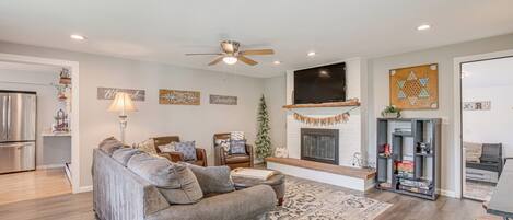 منزل (2 Bedrooms) | منطقة المعيشة | تلفزيون، مدفأة