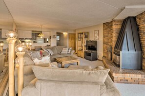 Apartment (2 Bedrooms) | Interior - 7 Mi to Keystone Resort: Condo w/ Hot Tub & Pool (Dillon)