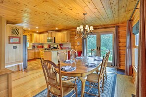 Interior - Jacksonville Cabin w/ Wraparound Deck & Views (Jacksonville)