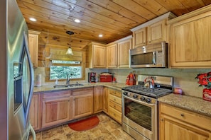 House (3 Bedrooms) | Interior - Jacksonville Cabin w/ Wraparound Deck & Views (Jacksonville)