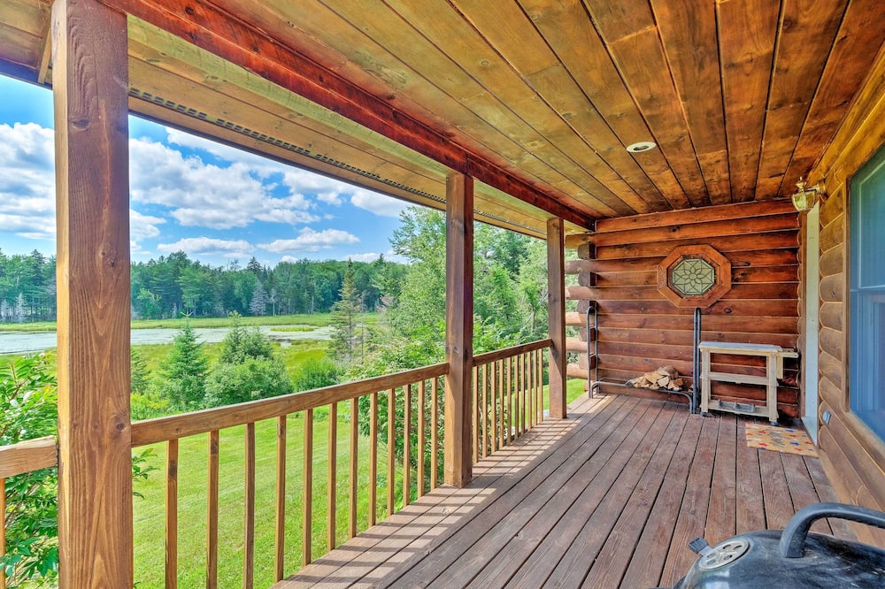 Jacksonville Cabin w/ Wraparound Deck & Views - Leyden, MA