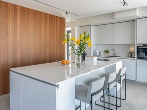 Kühlschrank, Geschirrspüler, Hochstuhl, Eiswürfelbereiter