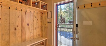Luxury 4 BR Cabin: 2 King Suites on Shuttle Route