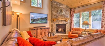 Luxury 4 BR Cabin: 2 King Suites on Shuttle Route