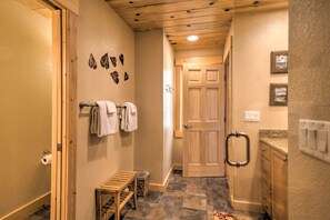 Interior - Luxury 4 BR Cabin: 2 King Suites on Shuttle Route (Winter Park)