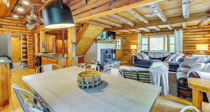 Picture-perfect Vermont Mtn Cabin w/ Hot Tub!
