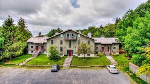 Apartment (3 Bedrooms) | Interior - Renovated Ski-in/ski-out Peru Condo at Bromley Mtn (Peru)