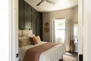 3 habitaciones, tabla de planchar con plancha, wifi y ropa de cama 