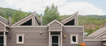Chillside Chalet: Modern West Vail Townhouse!