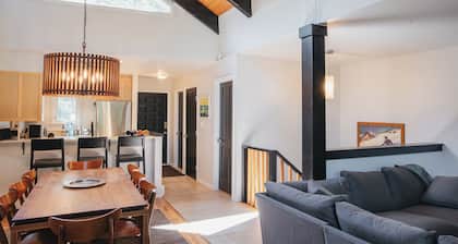 Chillside Chalet: Modern West Vail Townhouse!