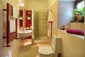 Douche, sĂšche-cheveux, bidet, serviettes fournies