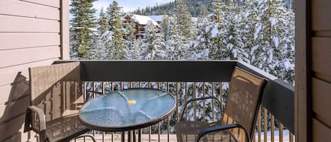 Apartment (2 Bedrooms) | Outdoor dining