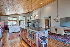 Interior - Truckee Escape w/ Hot Tub Near Ski Resorts (Truckee)