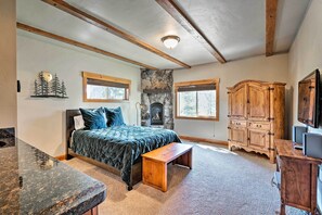 Interior - Truckee Escape w/ Hot Tub Near Ski Resorts (Truckee)