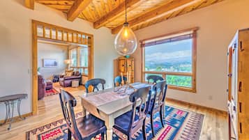 House (6 Bedrooms) | Interior