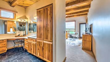 House (6 Bedrooms) | Interior