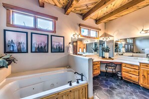 Interior - Luxe Ruidoso Home w/ Hot Tub + Mountain Views (Ruidoso)