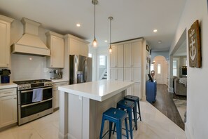 Réfrigérateur, micro-ondes, plaque de cuisson, lave-vaisselle