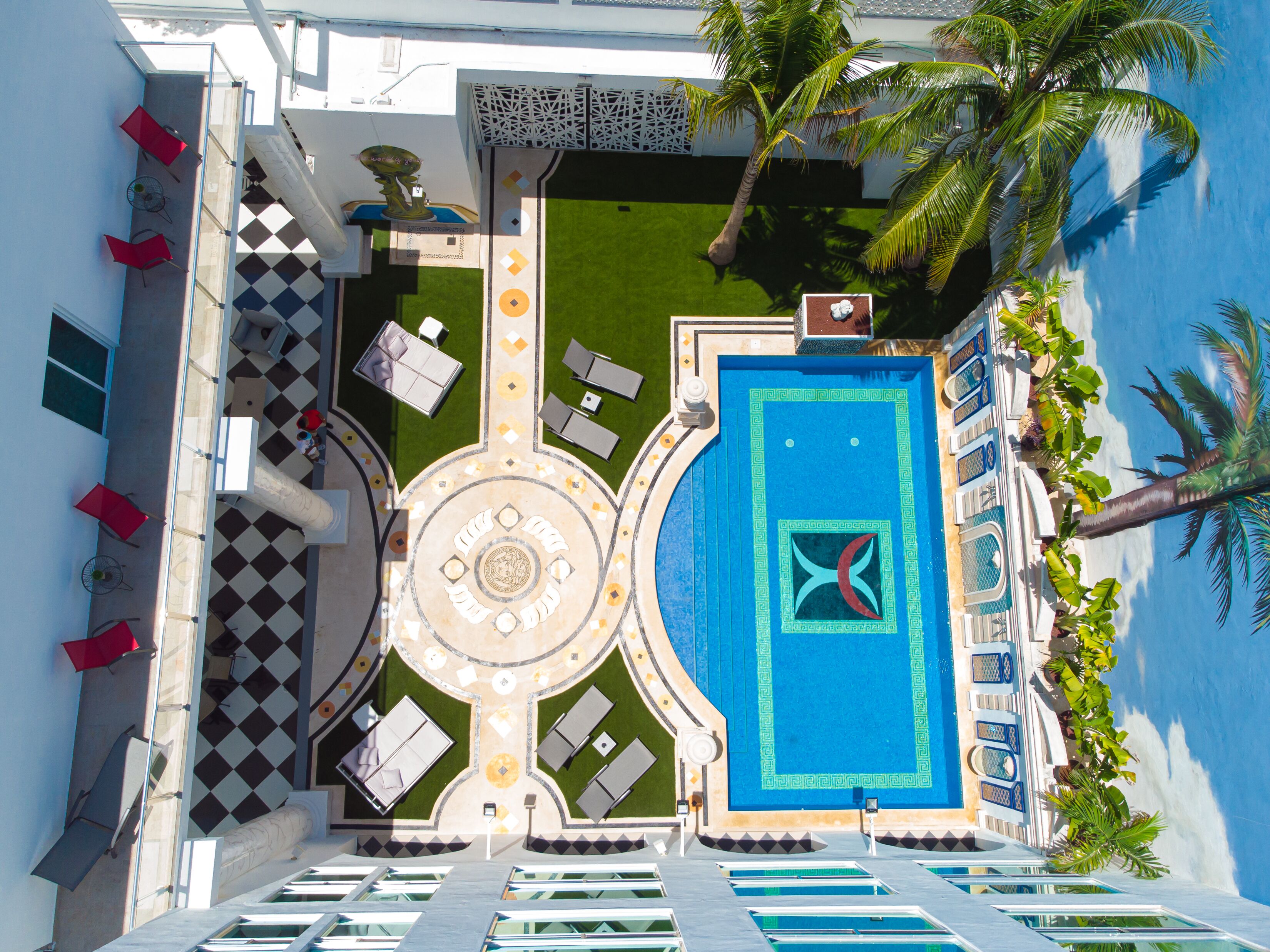 Una piscina al aire libre