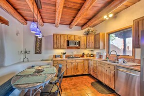 Apartment (2 Bedrooms) | Interior - El Prado Townhome w/ View of Taos Mountains! (El Prado)