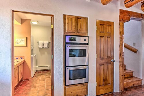 El Prado Townhome w/ View of Taos Mountains!