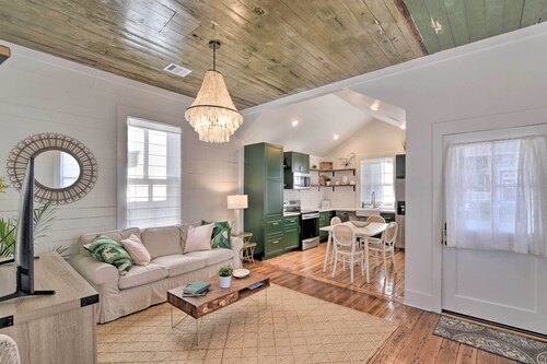 Near Beach & Strand: Bright Cottage in Galveston