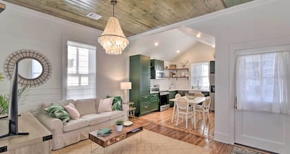 Near Beach & Strand: Bright Cottage in Galveston