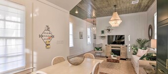 Near Beach & Strand: Bright Cottage in Galveston