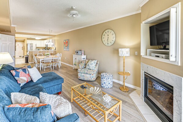 Apartment (3 Bedrooms) | Living area | TV, fireplace, books