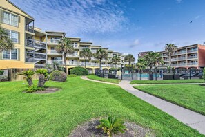 Interior - Walk to Galveston Beach: Resort Condo w/ Perks! (Galveston)