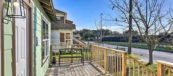 2 Mi to Pier: Colorful Cottage in Galveston!