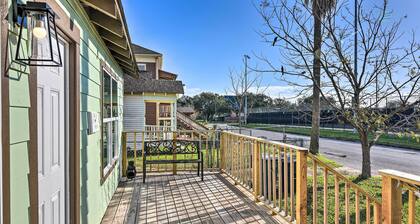 2 Mi to Pier: Colorful Cottage in Galveston!