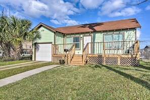 Cottage (2 Bedrooms) | Interior - 2 Mi to Pier: Colorful Cottage in Galveston! (Galveston)