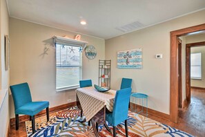 Interior - 2 Mi to Pier: Colorful Cottage in Galveston! (Galveston)