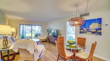 Apartment (1 Bedroom) | Living area | TV, books