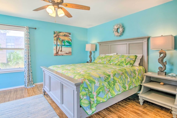 South Padre Home W/ Pool & Hot Tub: Walk To Beach! - South Padre Island