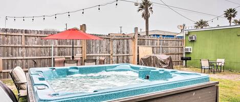 Apartment (3 Bedrooms) | Outdoor spa tub