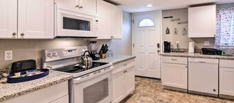 Walkable Galveston Apartment w/ Hot Tub Access