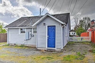 Lovely Tacoma Cottage w/ Fire Pit, Near Dtwn!
