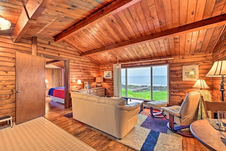 Casa (1 Bedroom) | Parte interna. Waterfront Sekiu Escape - 9 Mi to Neah Bay!