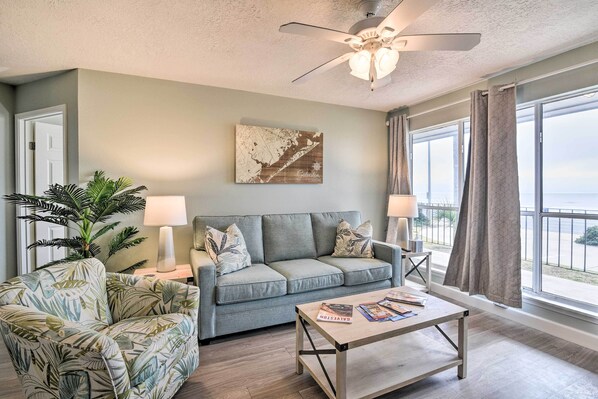 Apartment (2 Bedrooms) | Front of property - Gulf Views & Patio: Lovely Galveston Condo! (Galveston)