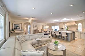 Interior - 2 Mi to Dtwn: Luxury Getaway in Palm Beach Gardens (Palm Beach Gardens)