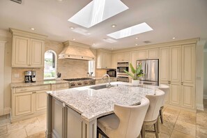 House (3 Bedrooms) | Interior - 2 Mi to Dtwn: Luxury Getaway in Palm Beach Gardens (Palm Beach Gardens)