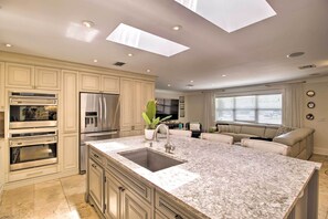 Interior - 2 Mi to Dtwn: Luxury Getaway in Palm Beach Gardens (Palm Beach Gardens)