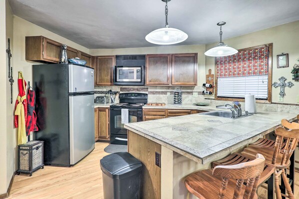 Apartment (2 Bedrooms) | Interior - Rustic Condo w/ Deck < 1 Mi to Angel Fire Resort! (Angel Fire)