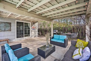 An outdoor patio with wicker furniture, a glass-top table, and a decorative vase. - 1 Mi to Main Street Sutter Creek: Poolside Oasis! (Sutter Creek)