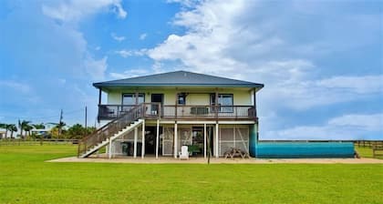 Spacious Retreat W/expansive Yard & Beach Access!