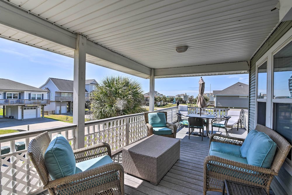 Walk to Galveston Beach: Coastal Escape w/ Yard - Pirates Alley, TX