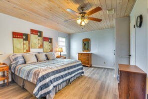 House (3 Bedrooms) | Interior - Beachfront Serenity in Galveston! Group-ready Home (Galveston)