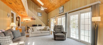 Near Hiking & Skiing: Home in Wilmington!